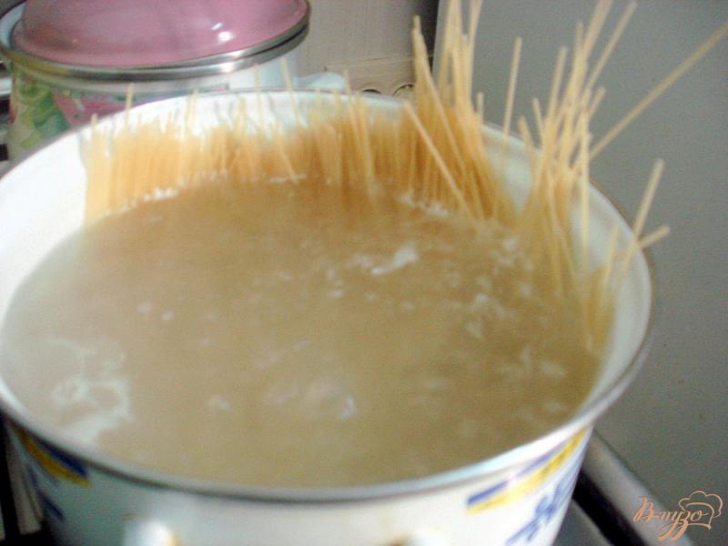 Фото приготовление рецепта: Спагетти в соусе с салями шаг №1