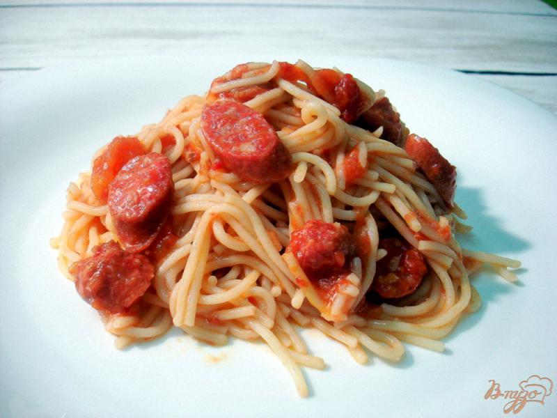 Фото приготовление рецепта: Спагетти в соусе с салями шаг №9