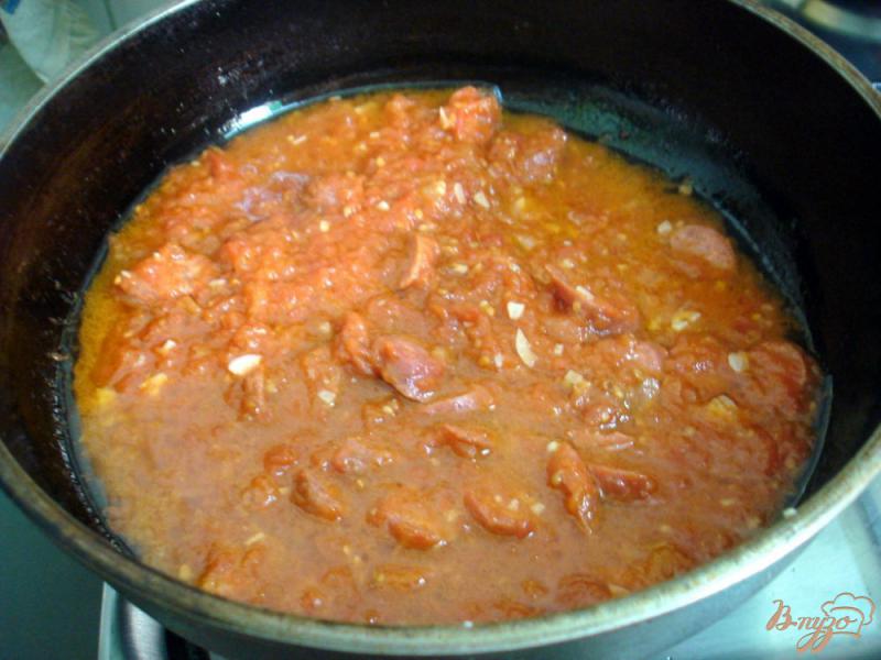 Фото приготовление рецепта: Спагетти в соусе с салями шаг №7