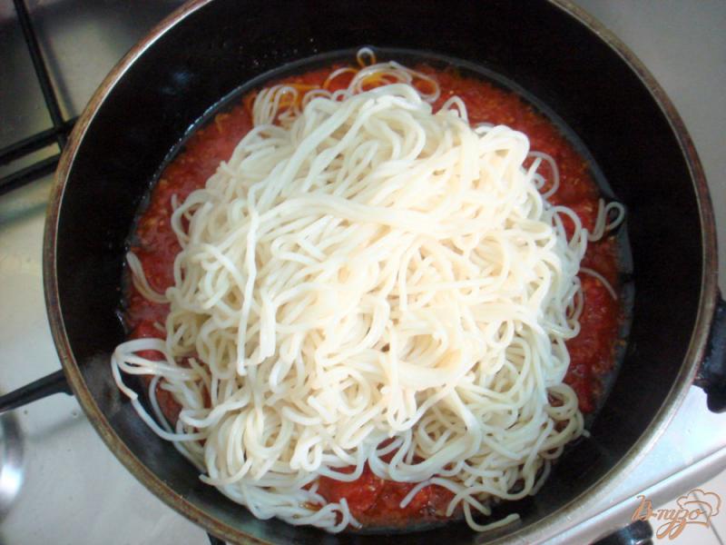 Фото приготовление рецепта: Спагетти в соусе с салями шаг №8