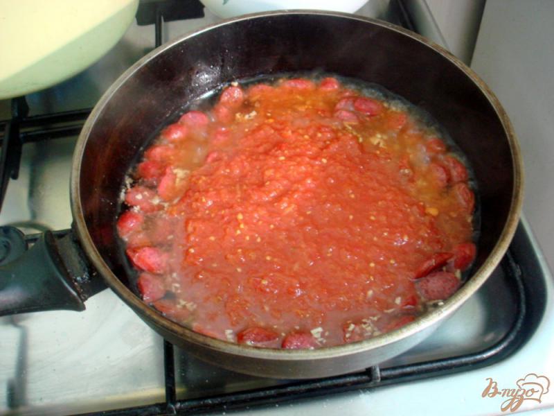 Фото приготовление рецепта: Спагетти в соусе с салями шаг №6