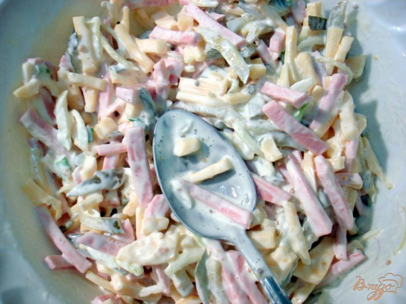 Фото приготовление рецепта: Салат с колбасой шаг №8