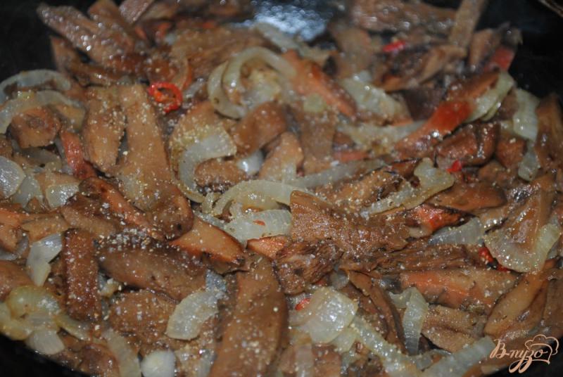 Фото приготовление рецепта: Пикантные макароны с грибами-вешенками шаг №8