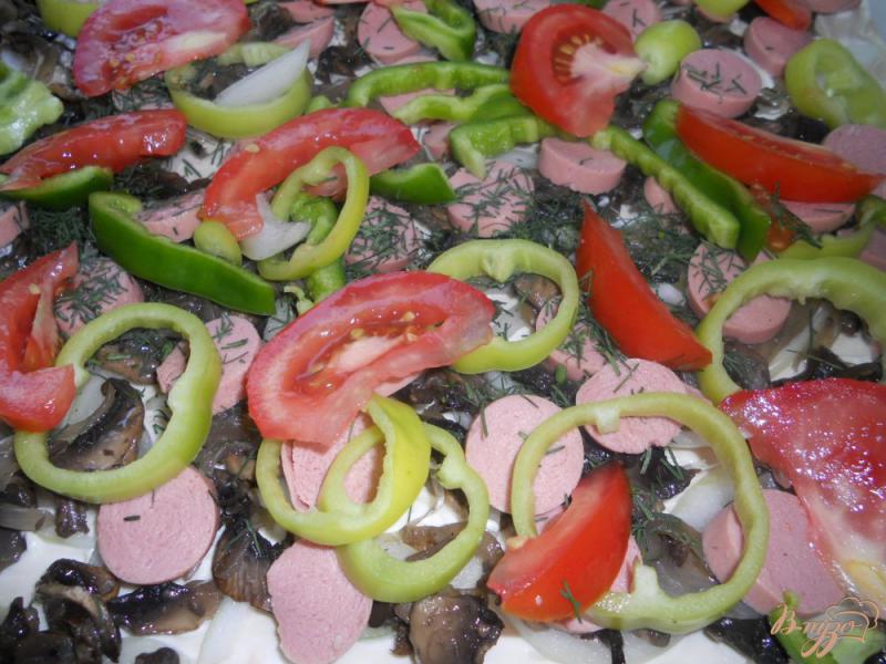 Фото приготовление рецепта: Пицца с жареными грибами шаг №6
