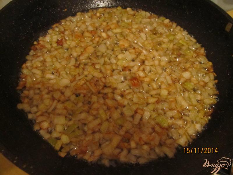 Фото приготовление рецепта: Вареная картошка кусочками с подчеревком и луком шаг №4