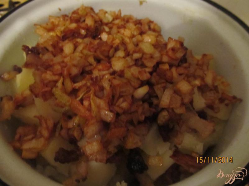 Фото приготовление рецепта: Вареная картошка кусочками с подчеревком и луком шаг №5