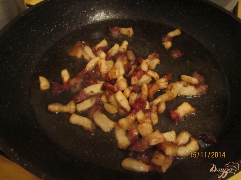 Фото приготовление рецепта: Вареная картошка кусочками с подчеревком и луком шаг №3