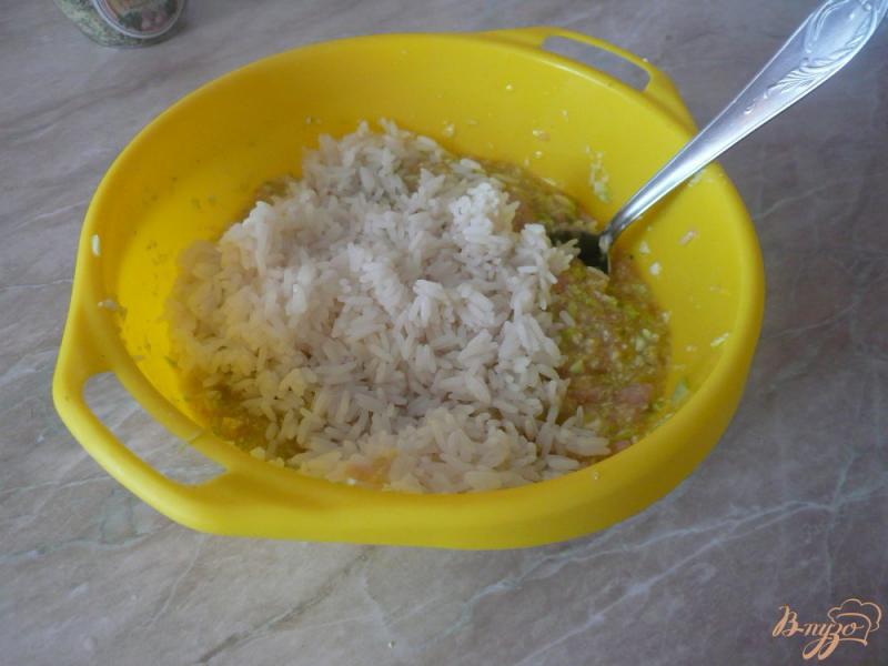 Фото приготовление рецепта: Куриная запеканка с рисом и кабачками шаг №7