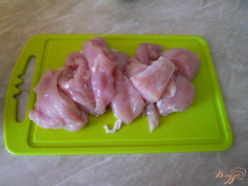 Фото приготовление рецепта: Куриная запеканка с рисом и кабачками шаг №2