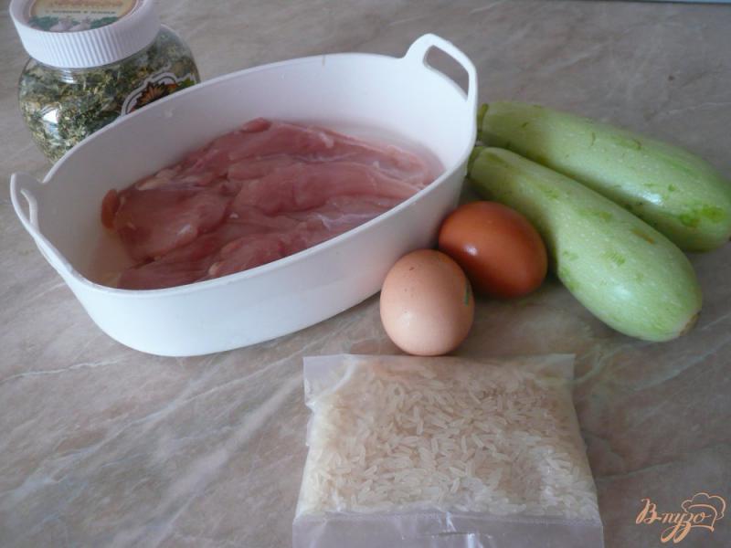 Фото приготовление рецепта: Куриная запеканка с рисом и кабачками шаг №1