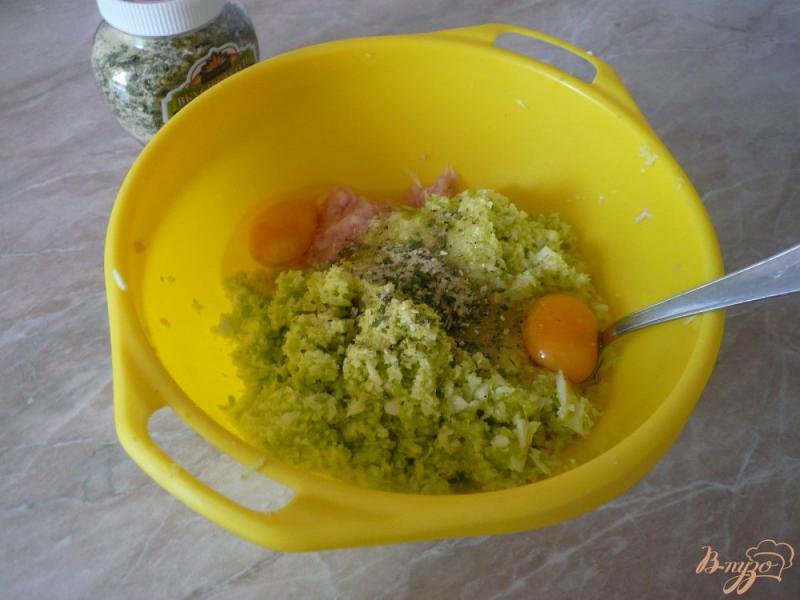 Фото приготовление рецепта: Куриная запеканка с рисом и кабачками шаг №5