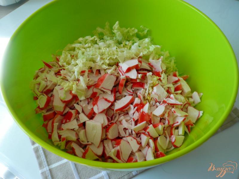 Фото приготовление рецепта: Салат с крабовыми палочками и болгарским перцем шаг №3