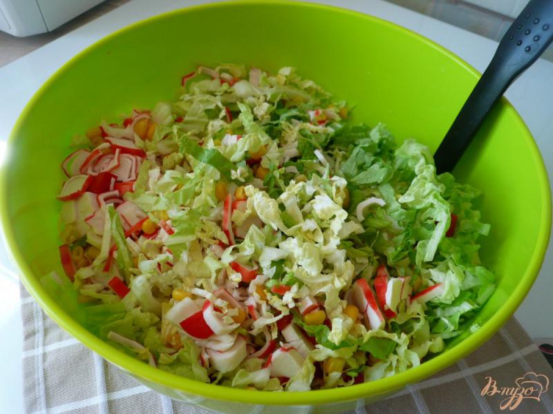 Фото приготовление рецепта: Салат с крабовыми палочками и болгарским перцем шаг №6