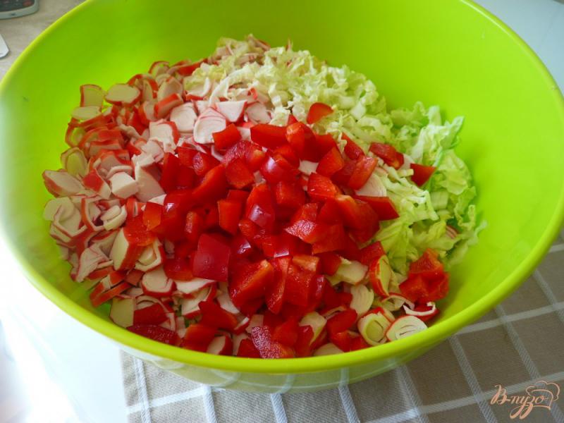 Фото приготовление рецепта: Салат с крабовыми палочками и болгарским перцем шаг №4
