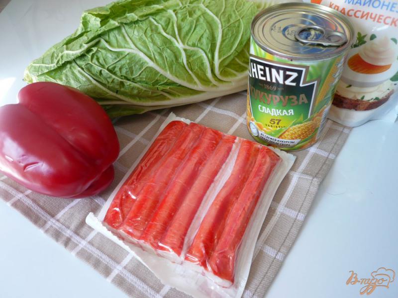 Фото приготовление рецепта: Салат с крабовыми палочками и болгарским перцем шаг №1