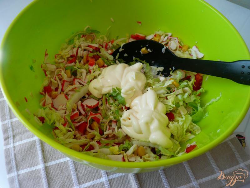 Фото приготовление рецепта: Салат с крабовыми палочками и болгарским перцем шаг №7