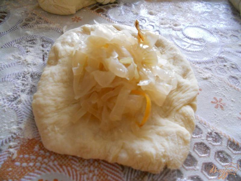 Фото приготовление рецепта: Пирожки с начинкой из квашеной капусты шаг №11
