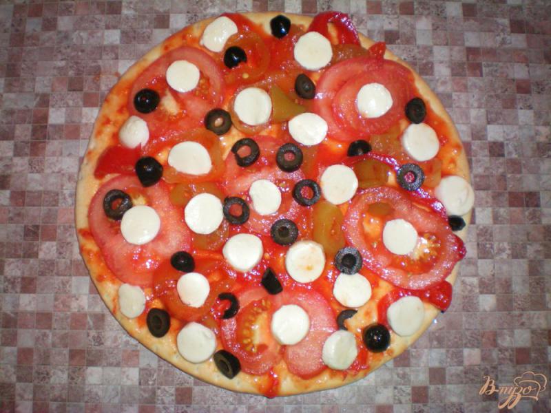 Фото приготовление рецепта: Пицца с моцареллой шаг №4