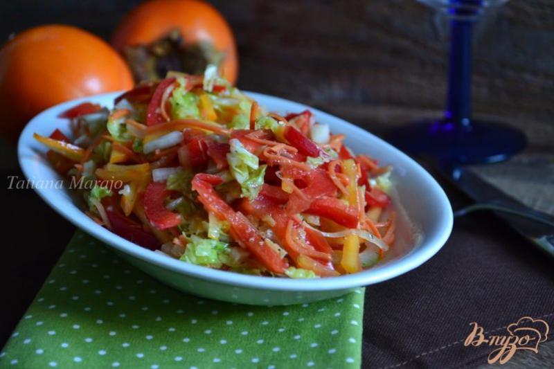 Фото приготовление рецепта: Овощной салат с хурмой шаг №4