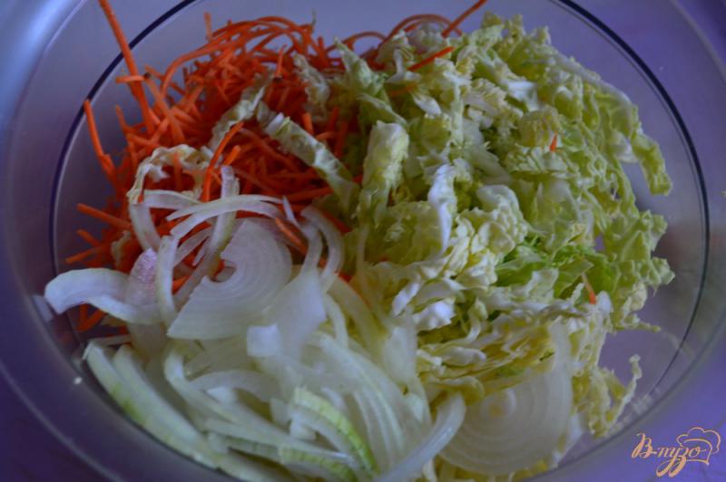 Фото приготовление рецепта: Овощной салат с хурмой шаг №1