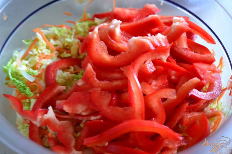 Фото приготовление рецепта: Овощной салат с хурмой шаг №2