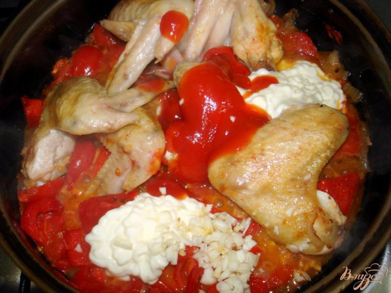 Фото приготовление рецепта: Куриные крылышки в соусе с овощами шаг №4