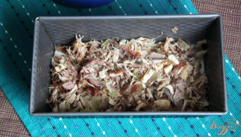 Фото приготовление рецепта: Заливной кекс с мясом шаг №8