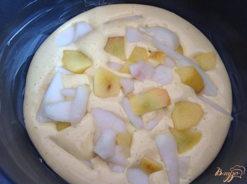 Фото приготовление рецепта: Шарлотка с персиками и грушами в мультиварке шаг №5