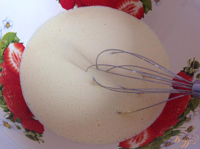 Фото приготовление рецепта: Шарлотка с персиками и грушами в мультиварке шаг №3