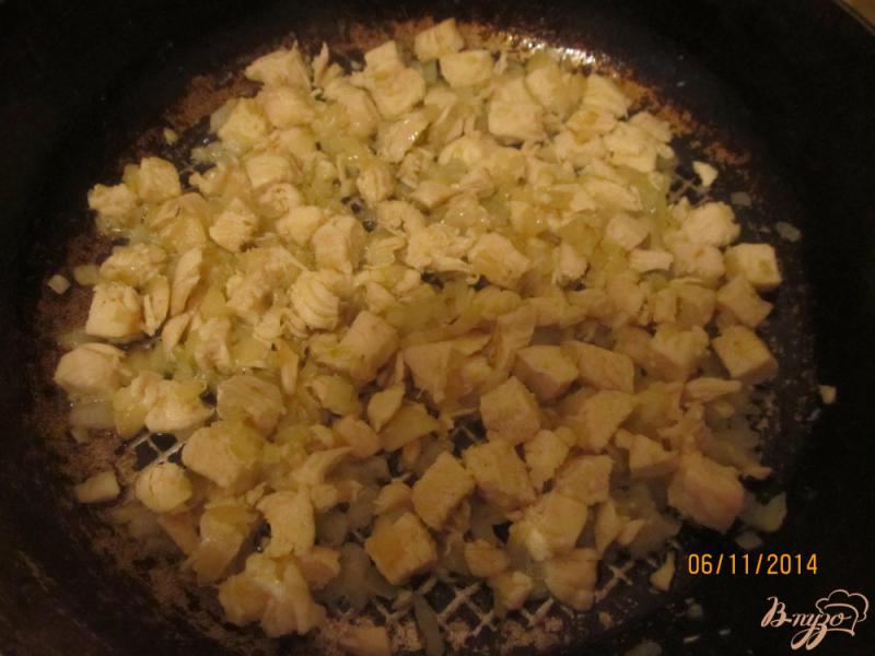 Фото приготовление рецепта: Заливной пирог с грибами и курицей шаг №7