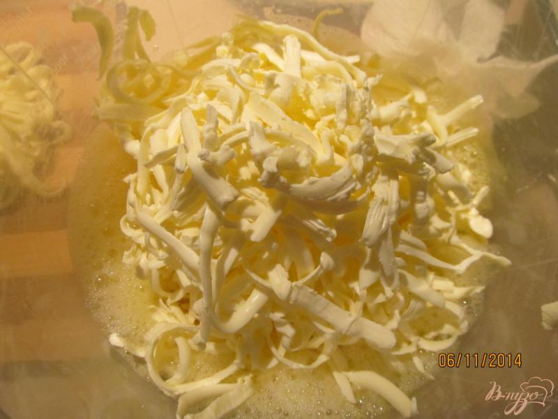 Фото приготовление рецепта: Заливной пирог с грибами и курицей шаг №2