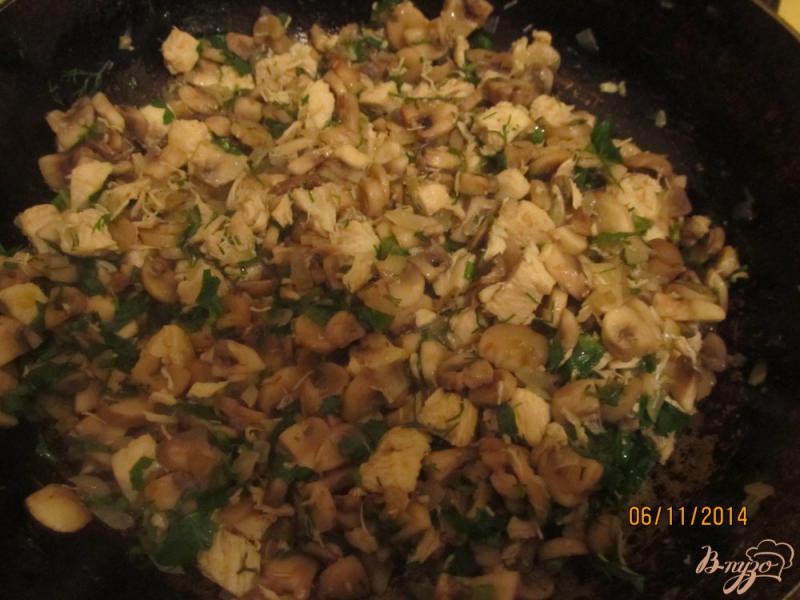 Фото приготовление рецепта: Заливной пирог с грибами и курицей шаг №9