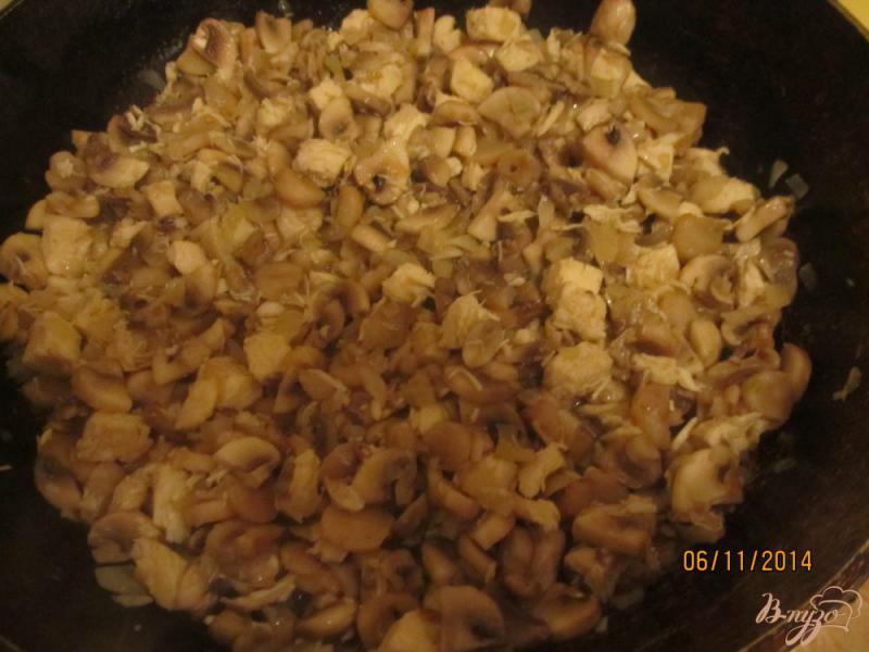 Фото приготовление рецепта: Заливной пирог с грибами и курицей шаг №8
