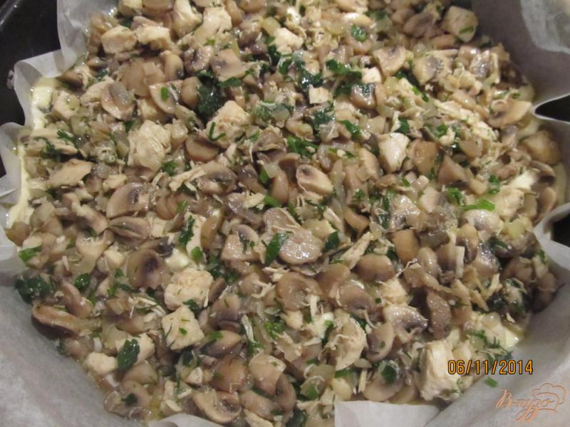 Фото приготовление рецепта: Заливной пирог с грибами и курицей шаг №11