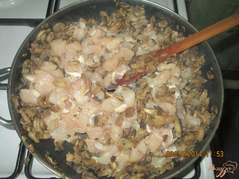 Фото приготовление рецепта: Блинчики  с грибами и курицей шаг №4