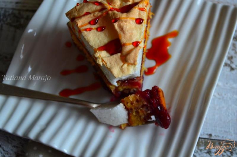 Фото приготовление рецепта: Пирог с вишневой начинкой и меренгой шаг №10