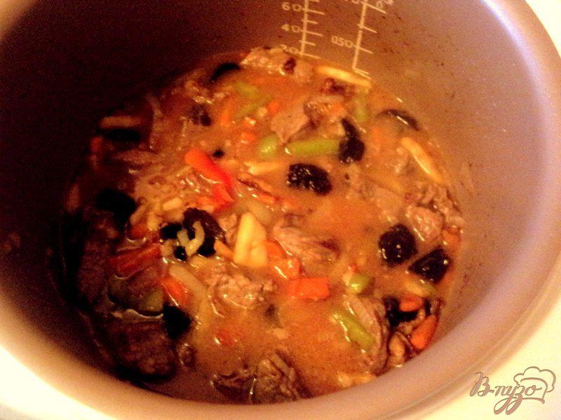 Фото приготовление рецепта: Говядина, тушеная с черносливом, медом и горчицей шаг №4