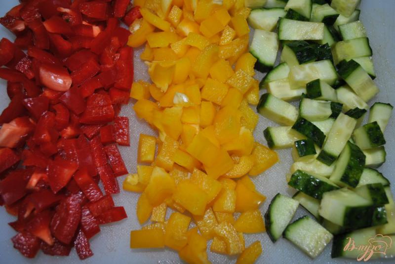 Фото приготовление рецепта: Салат из перцев и зелени шаг №1