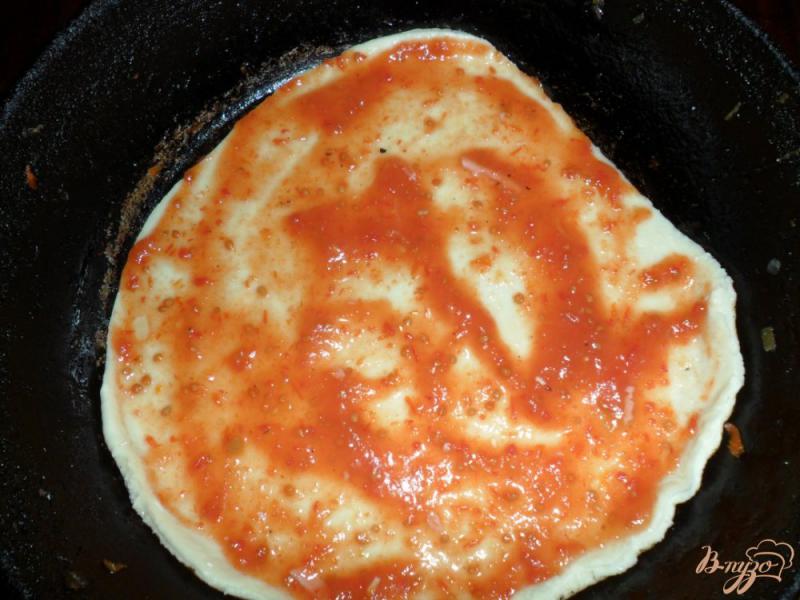 Фото приготовление рецепта: Пицца с жаренным луком шаг №8