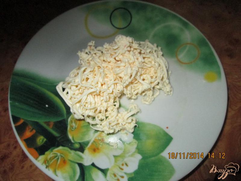 Фото приготовление рецепта: Гренки с яйцом и плавленым сыром шаг №2