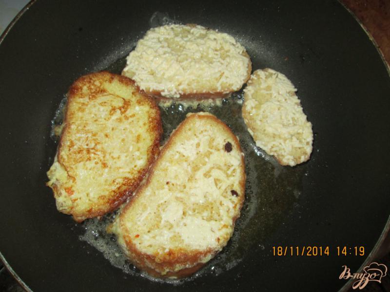 Фото приготовление рецепта: Гренки с яйцом и плавленым сыром шаг №5