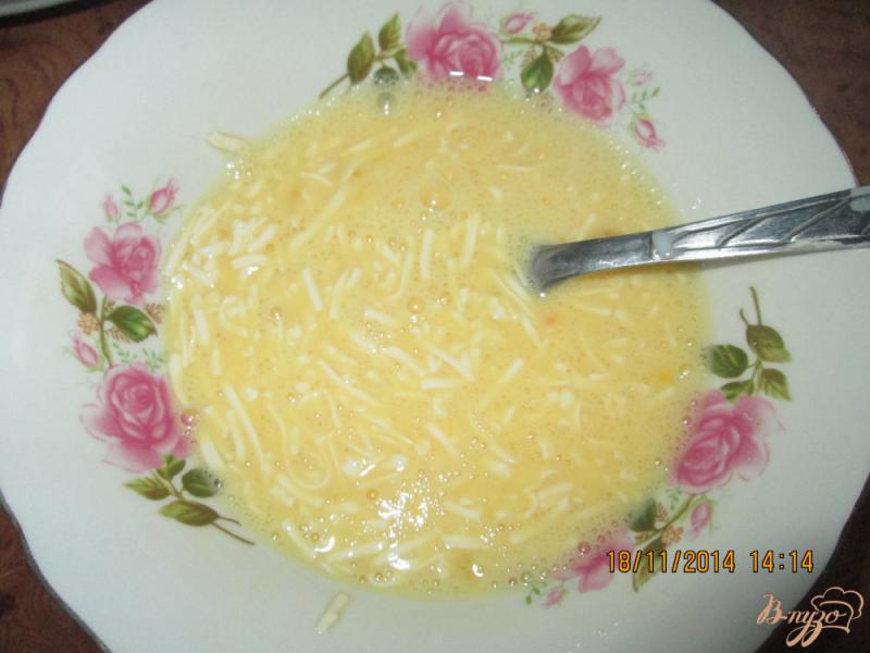 Фото приготовление рецепта: Гренки с яйцом и плавленым сыром шаг №3