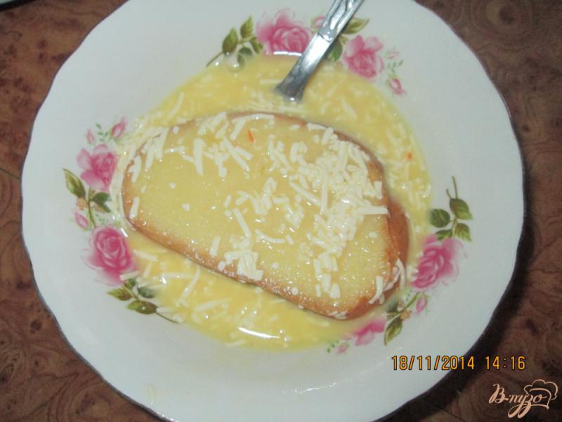 Фото приготовление рецепта: Гренки с яйцом и плавленым сыром шаг №4