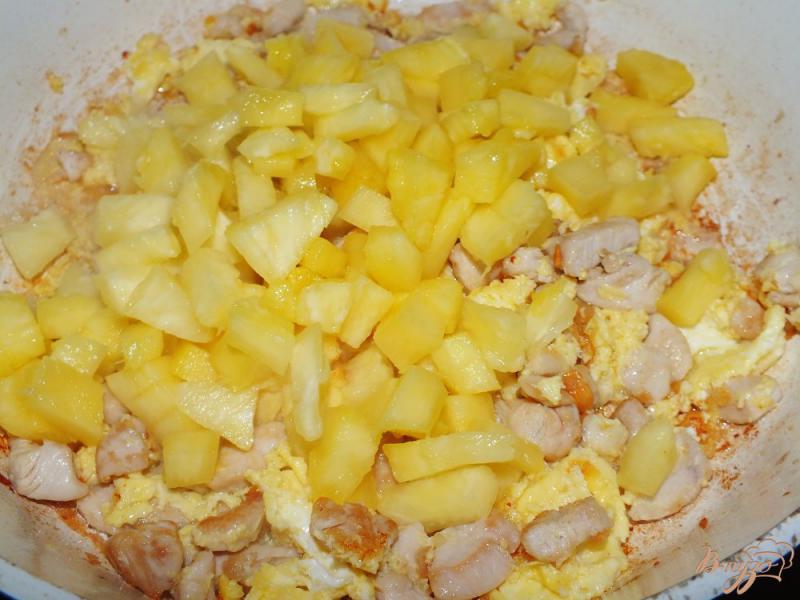 Фото приготовление рецепта: Тайский рис с креветками запеченный в ананасе шаг №9