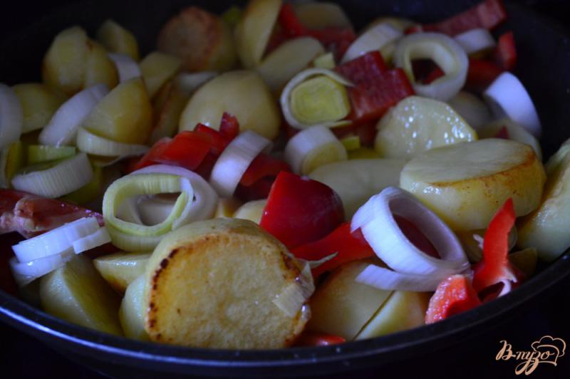 Фото приготовление рецепта: Картофель со сладким перцем и пореем шаг №3