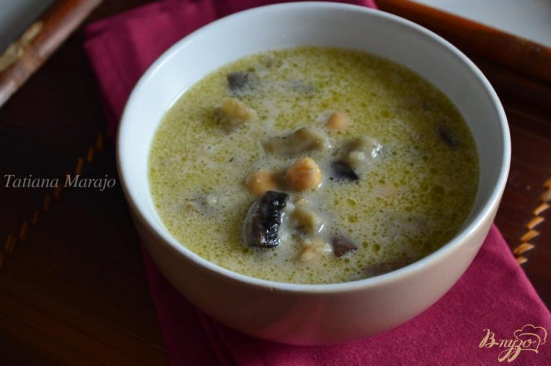 Фото приготовление рецепта: Сливочный суп с баклажанами, грибами и нутом шаг №5