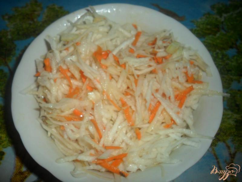 Фото приготовление рецепта: Салат с белой редьки шаг №3