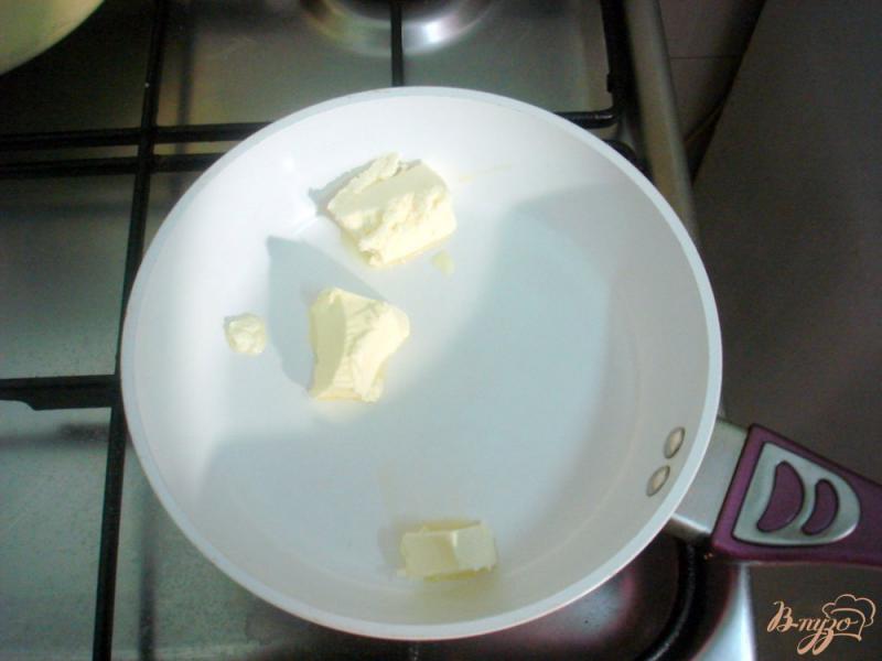 Фото приготовление рецепта: Яйца фаршированные луком и грибами шаг №2