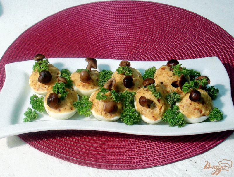 Фото приготовление рецепта: Яйца фаршированные луком и грибами шаг №10