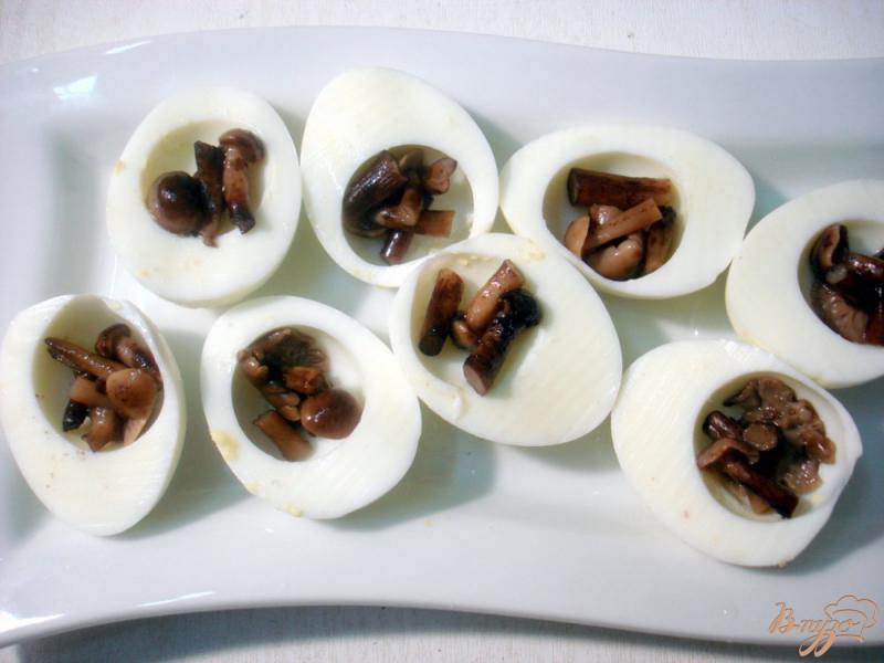 Фото приготовление рецепта: Яйца фаршированные луком и грибами шаг №8